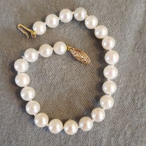 14k gold and pearl bracelet. 6.75"